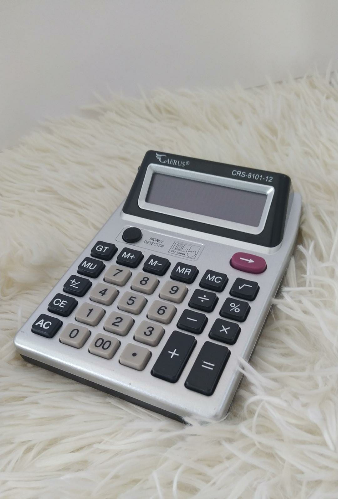 Calculadora cinza de mesa com visor grande