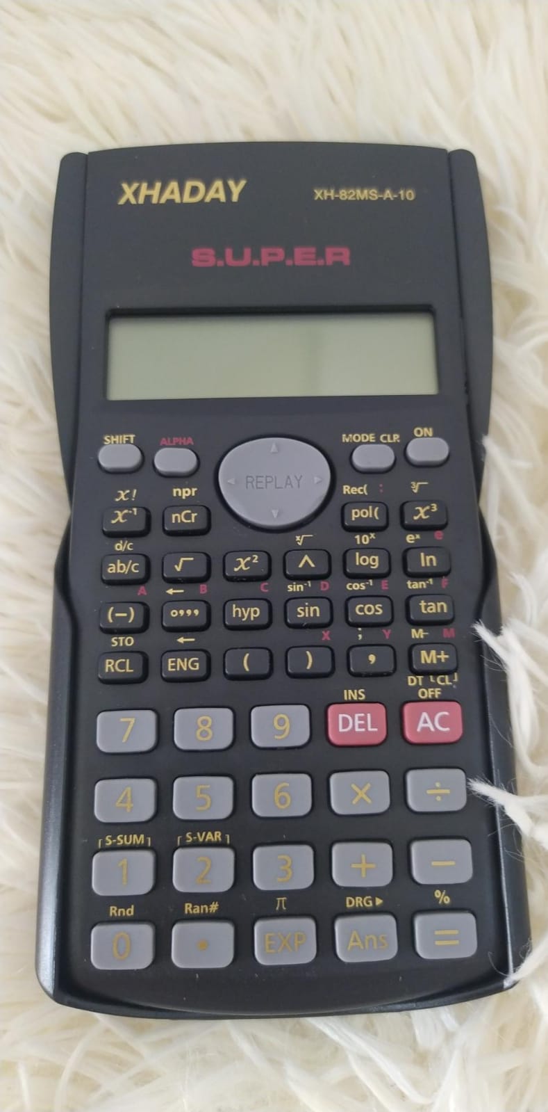 Calculadora vermelha compacta com funções básicas