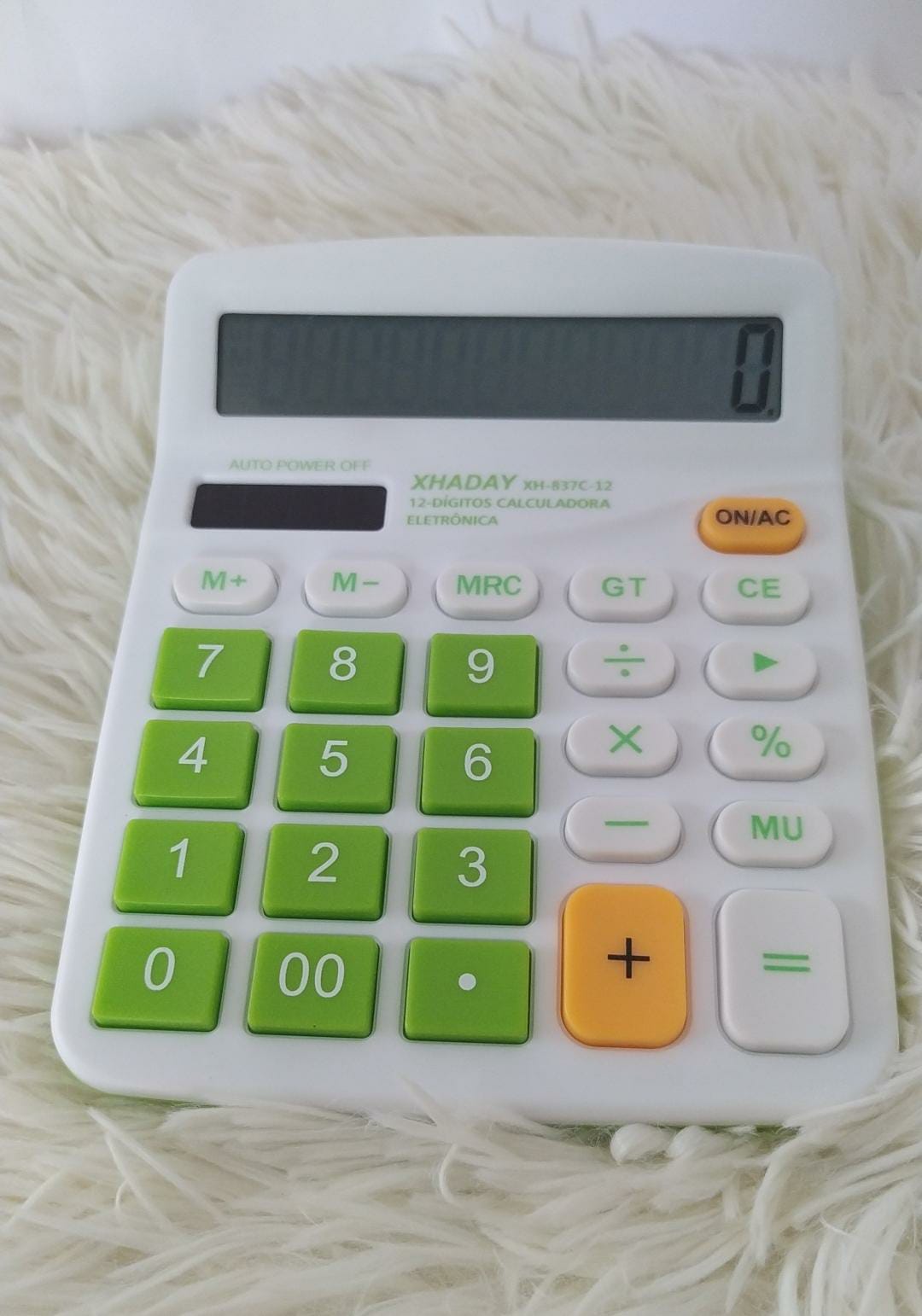Calculadora de mesa prata com teclas grandes