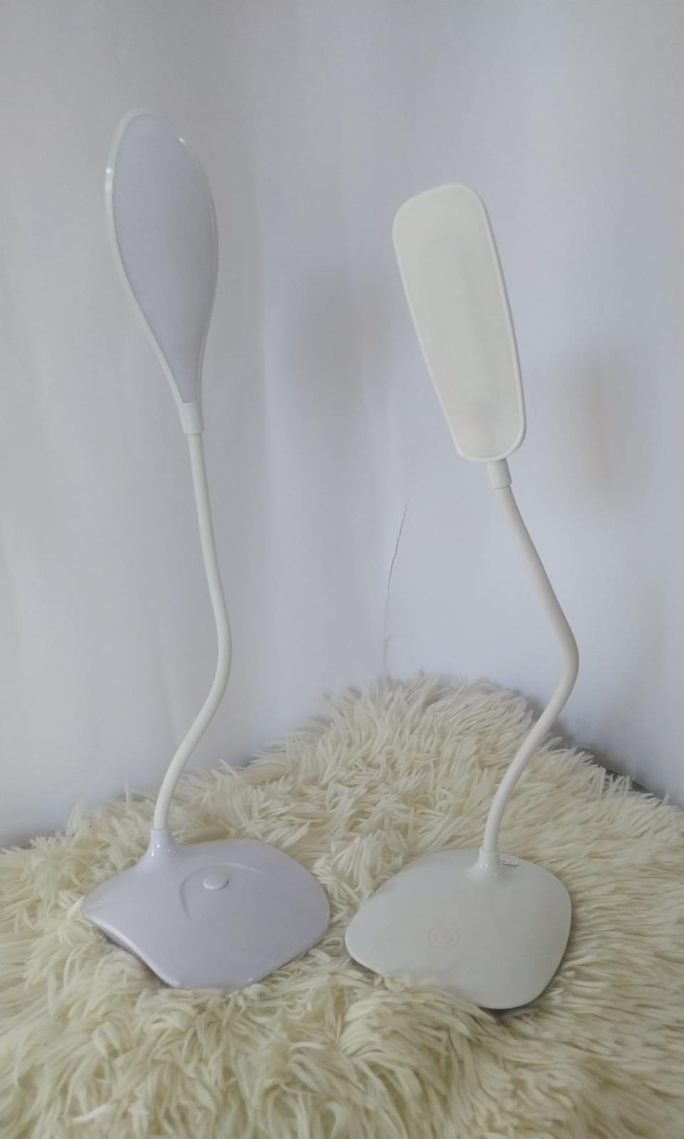 Luminária de mesa branca com base simples