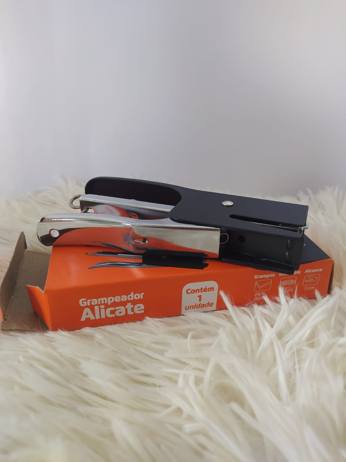 Grampeador preto de mesa de tamanho médio