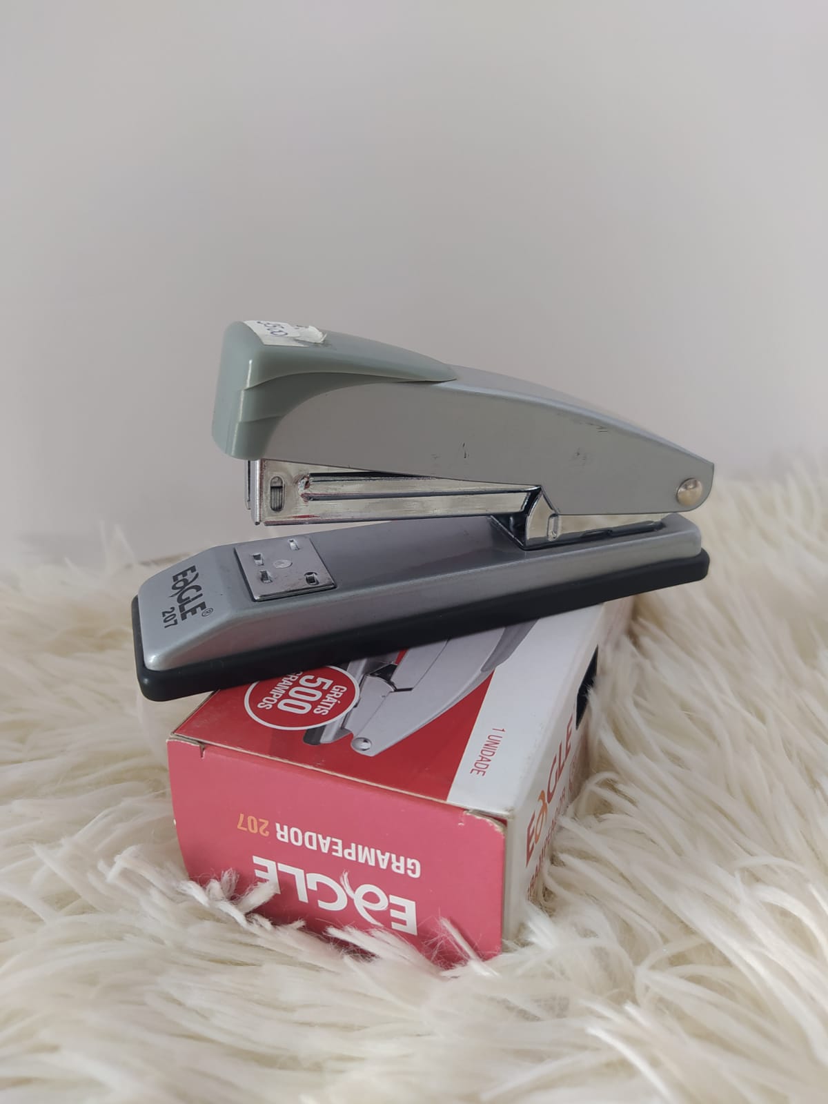 Perfurador de documentos azul de três furadas