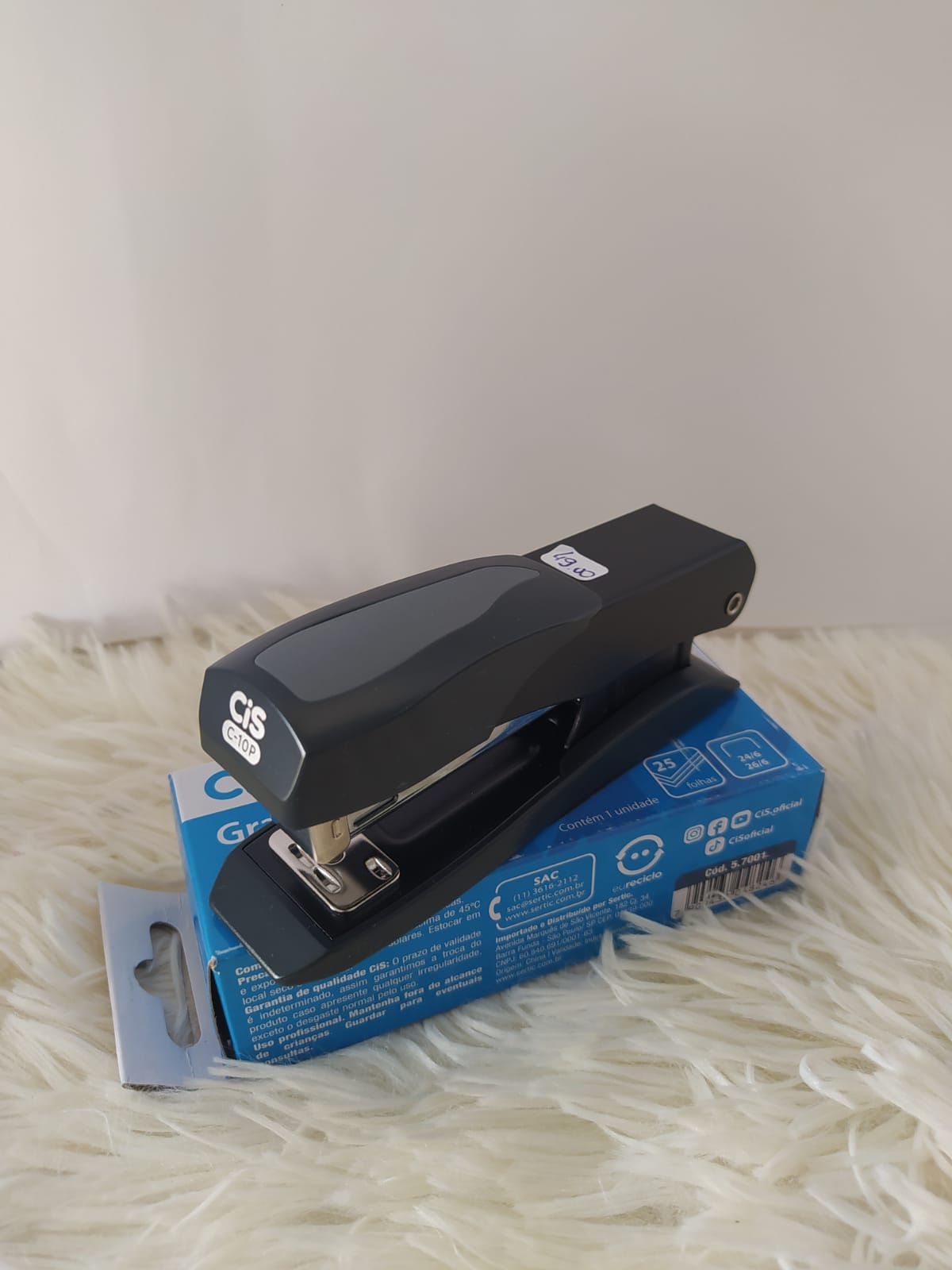 Grampeador pequeno rosa para escritório