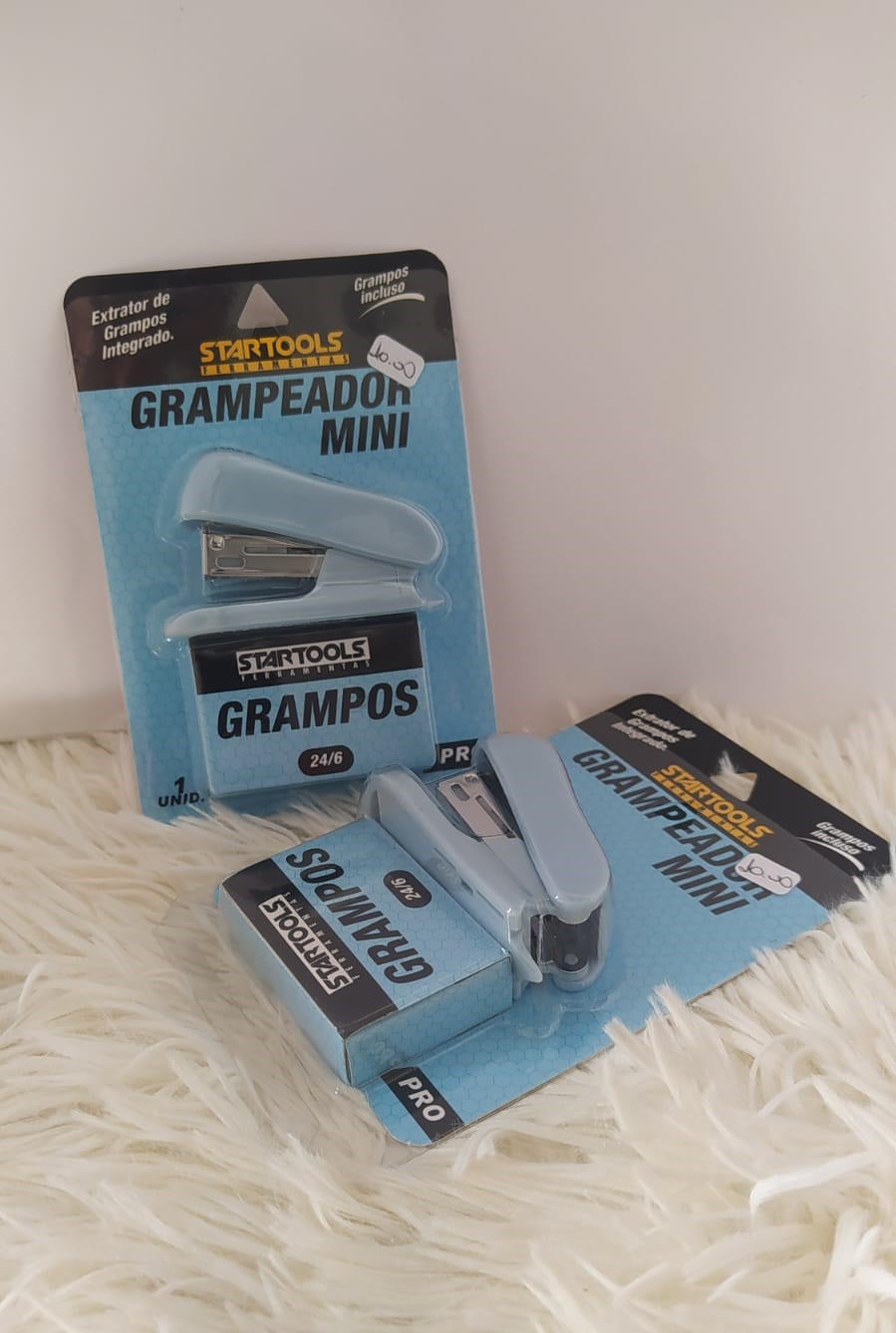 Perfurador de documentos preto de duas furadas