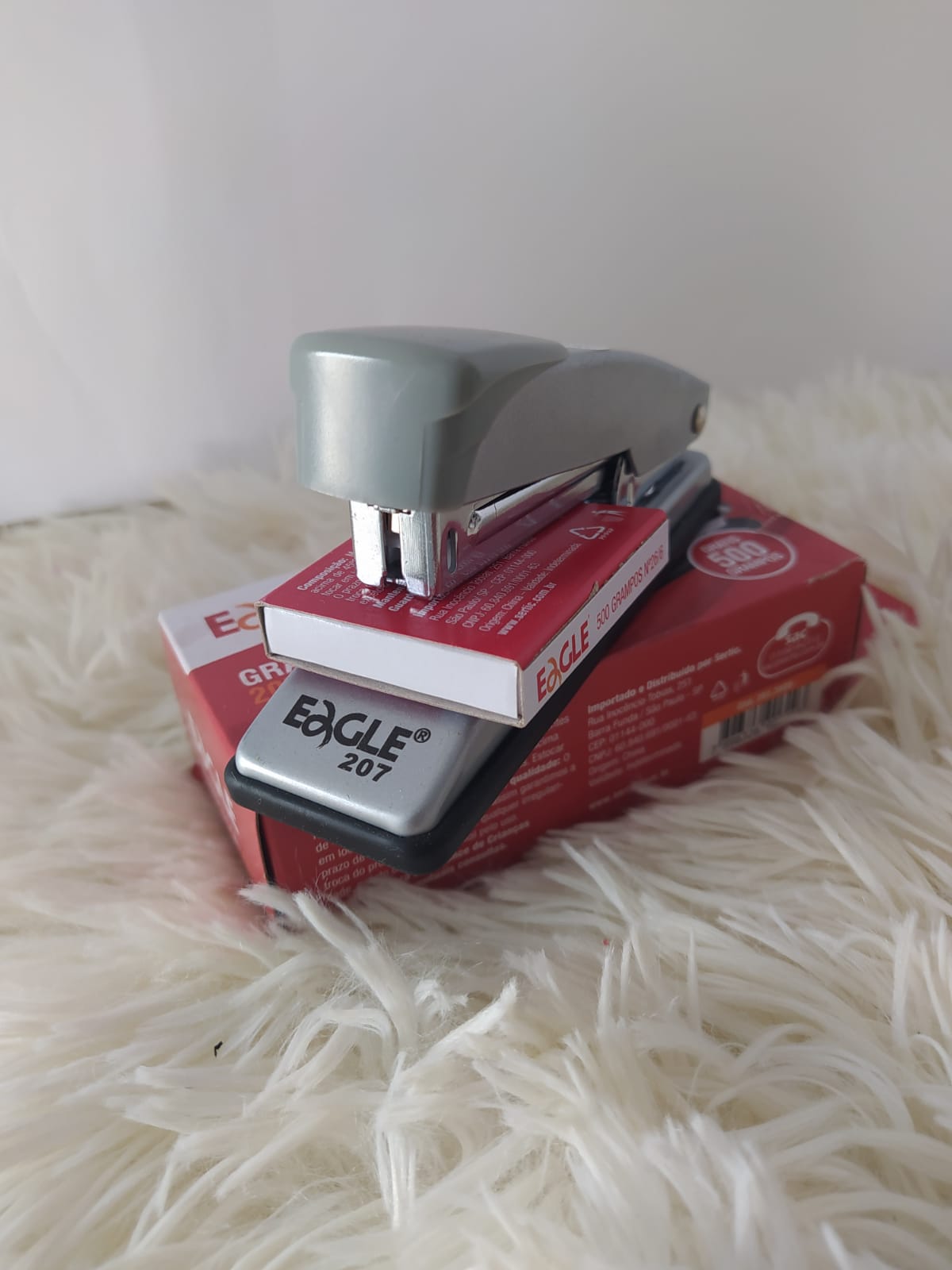 Grampeador de plástico laranja pequeno