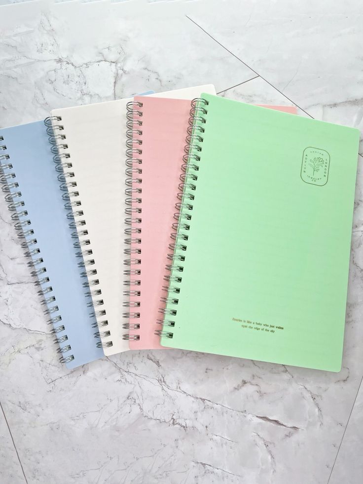 Imagem de cadernos escolares