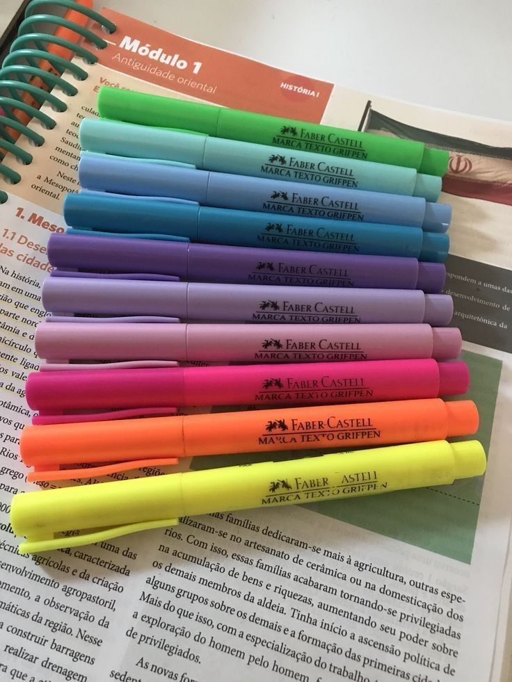 Imagem de marcadores de texto coloridos